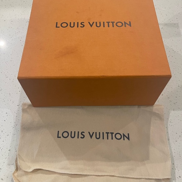 Louis Vuitton Scott Messenger Bag - Picture 8 of 9